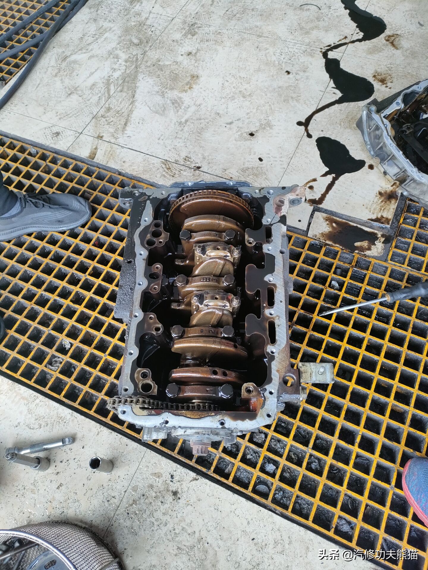 10年奥迪a6l2.0t烧机油维修,奥迪a6l2.0t烧机油吗