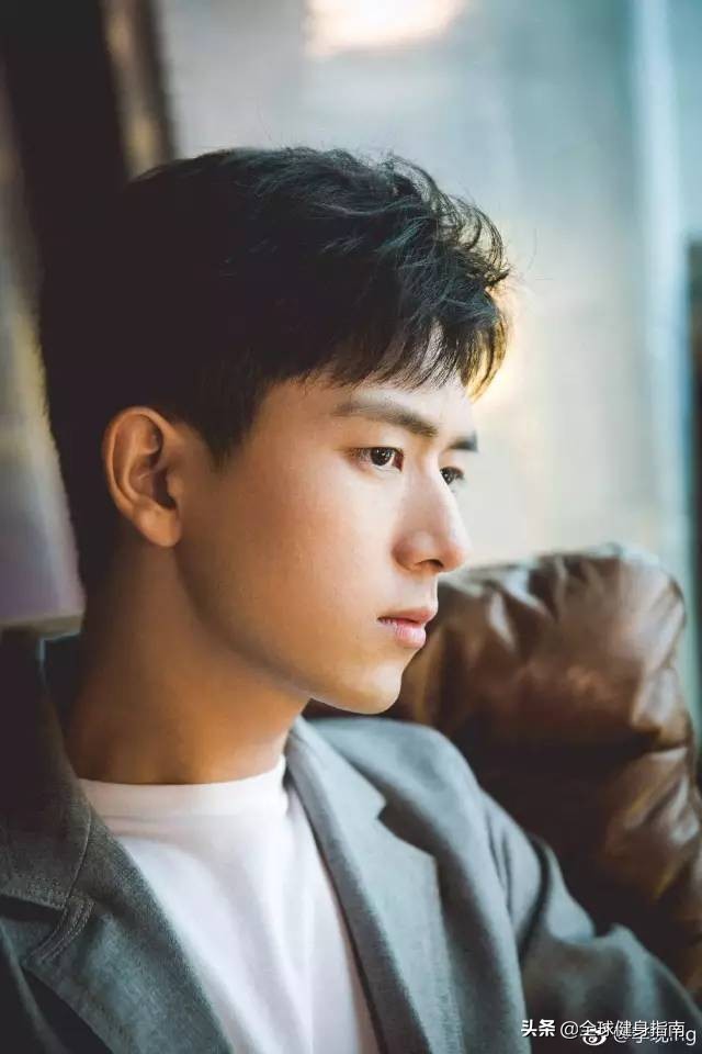 杨紫主动献吻的肌肉男有多帅？圈妹上亿，经历堪称翻版彭于晏