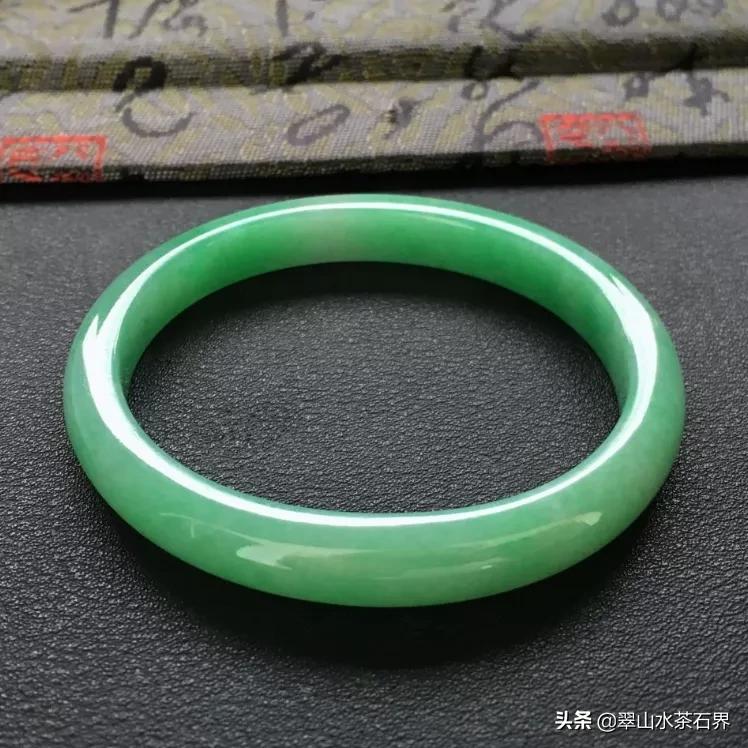 翡翠选糯冰带色还是冰种无色好,无色冰种翡翠大概多少钱