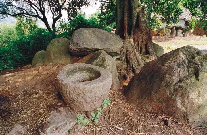 安宁河畔叩响大石墓中的邛人