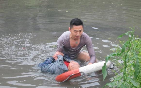 七旬老人跳河轻生事件,70岁老人跳河事件