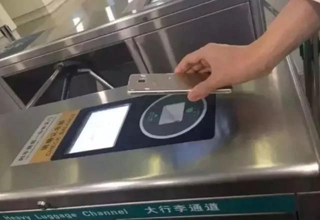 日本人坐地铁安静到可怕,日本的地铁安静的让人害怕