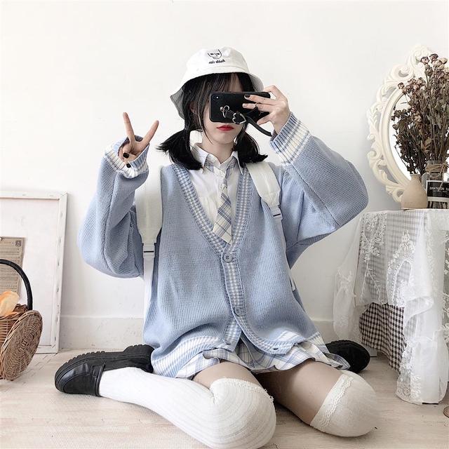 iu和其他韩国女明星,女明星穿iu同款绿紫毛衣外套