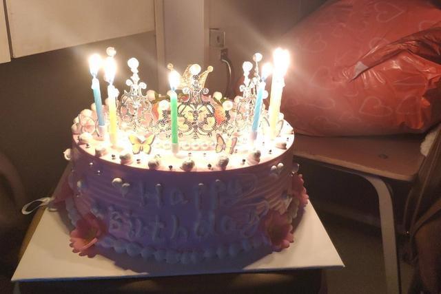 “最委屈生日”火了,看见桌上爸爸送的假蛋糕,孩子哭着许愿