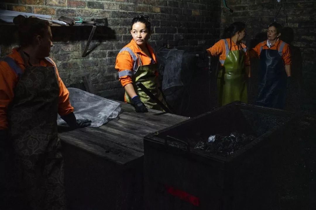 月薪2500，记录哥伦比亚祖母绿矿区女矿工的艰辛生活