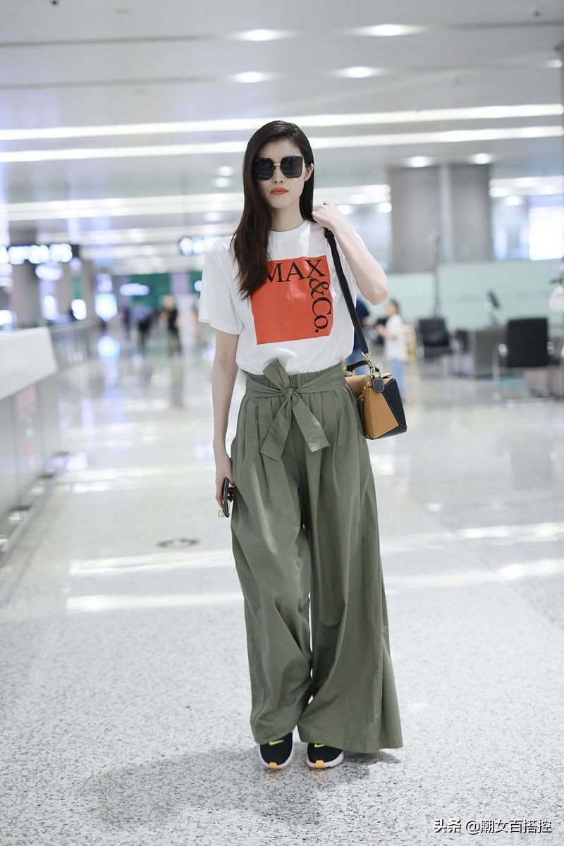 可仙可御!何穗穿裸色水钻裙秀身材,简单T恤配长裤就超级有范