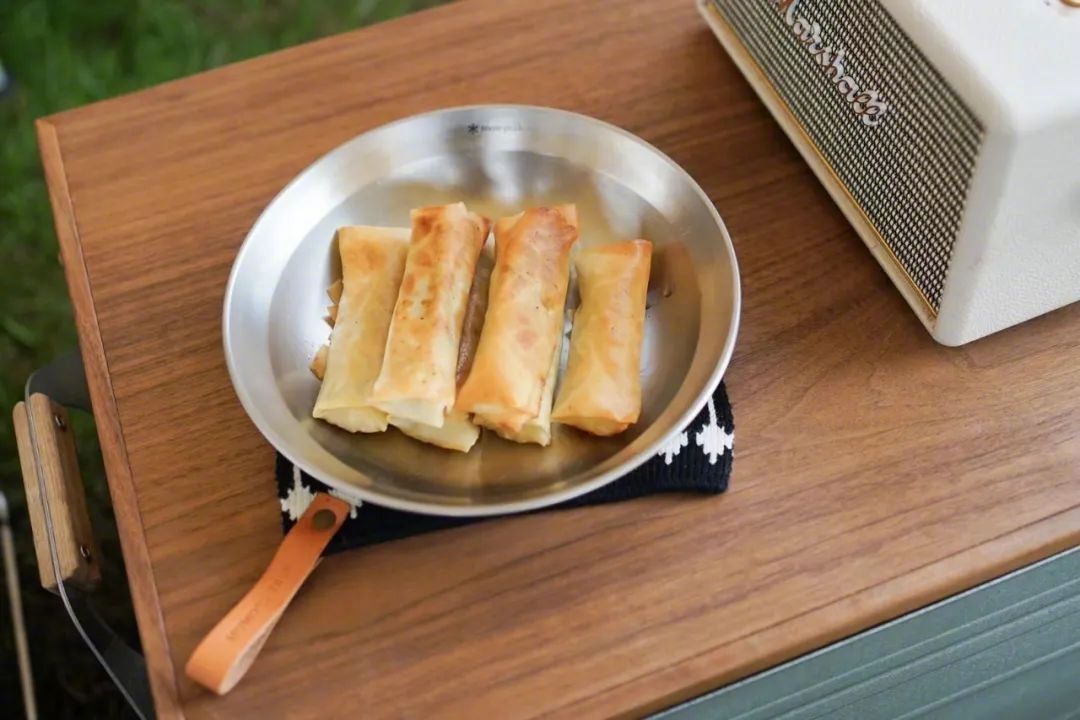 露营这阵风刮得太猛了,组团睡野地到底爽在哪里?