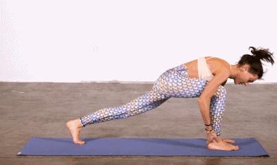 瑜伽下犬式的动作要领,瑜伽下犬式怎么跨一步