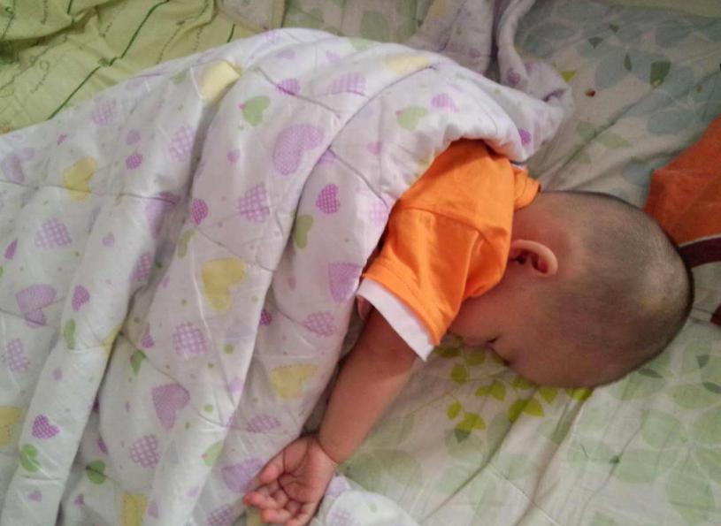 天气很冷小孩为什么还要踢被子,天气冷小孩踢被子