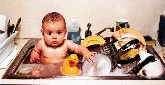 老婆说带娃太累了,妻子说带娃太累丈夫不信