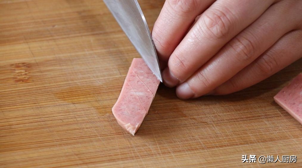 烤肠的最正宗制作过程视频,自制黑椒烤肠的做法