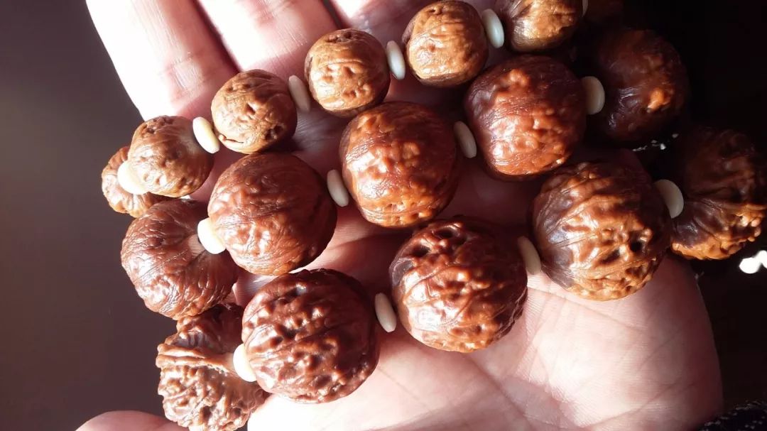 什么品种的核桃玉化包浆更快,文玩核桃盘多久才会玉化