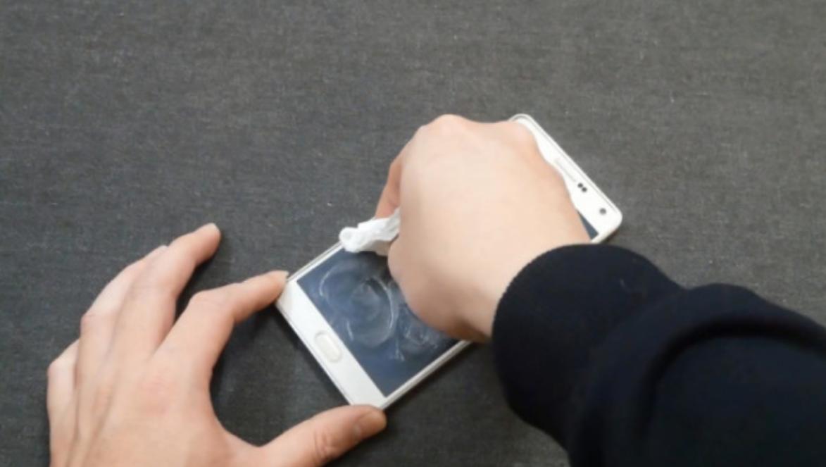 怎么擦手机屏幕才干净不会有污迹,手机屏幕用湿抹布擦