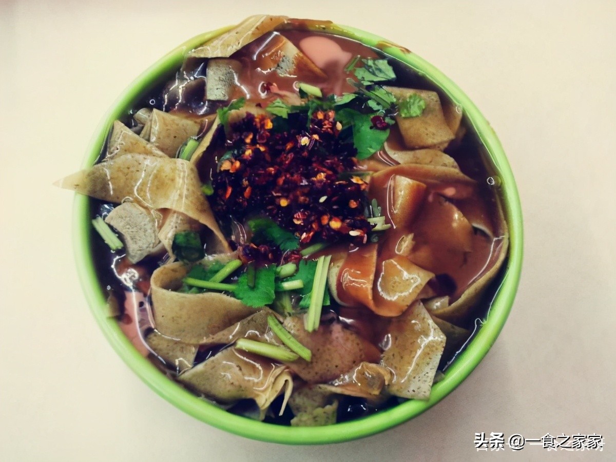 去天津一定要品尝正宗的煎饼果子,天津早饭一般吃啥煎饼果子