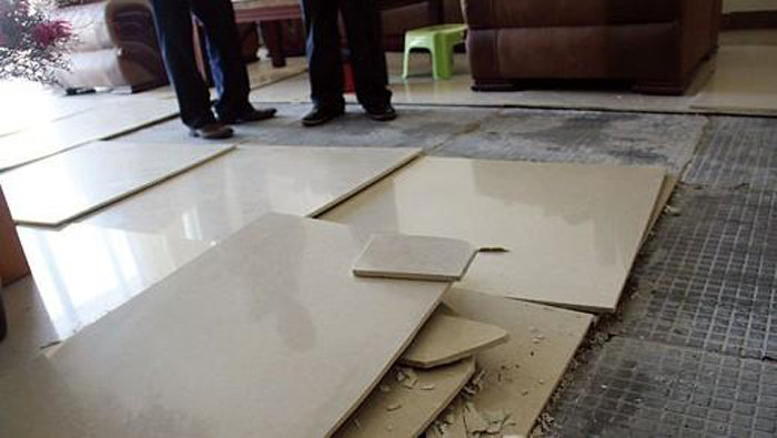 瓷砖炸了怎么修,家里的瓷砖突然鼓起崩裂怎么修复