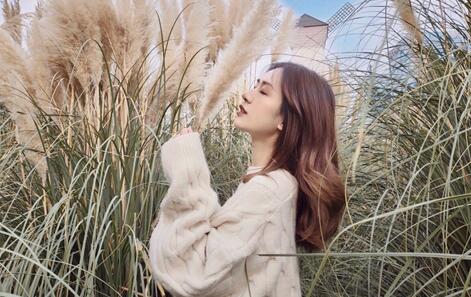 女生拍照要怎么样摆pose好看,女生必学的10个拍照姿势