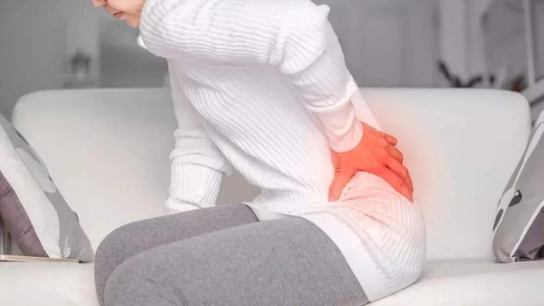 屁股坐的位置起大疙瘩怎么回事,屁股坐久了有黑圈怎么办