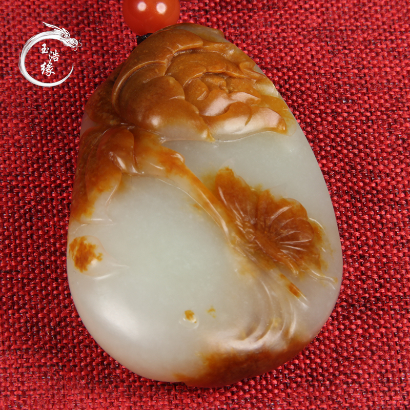 一款和田玉黄沁白肉籽料蝶恋花吊坠雕活了，牡丹雍容华贵的惊艳