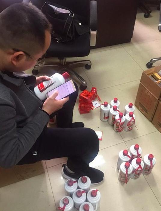 老板买了很多假茅台,老板喝了好久的假茅台