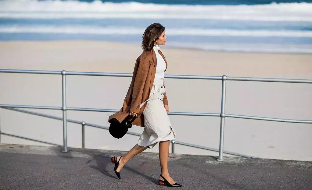 经典大衣的多种时髦穿法,裙摆大衣怎么穿好看