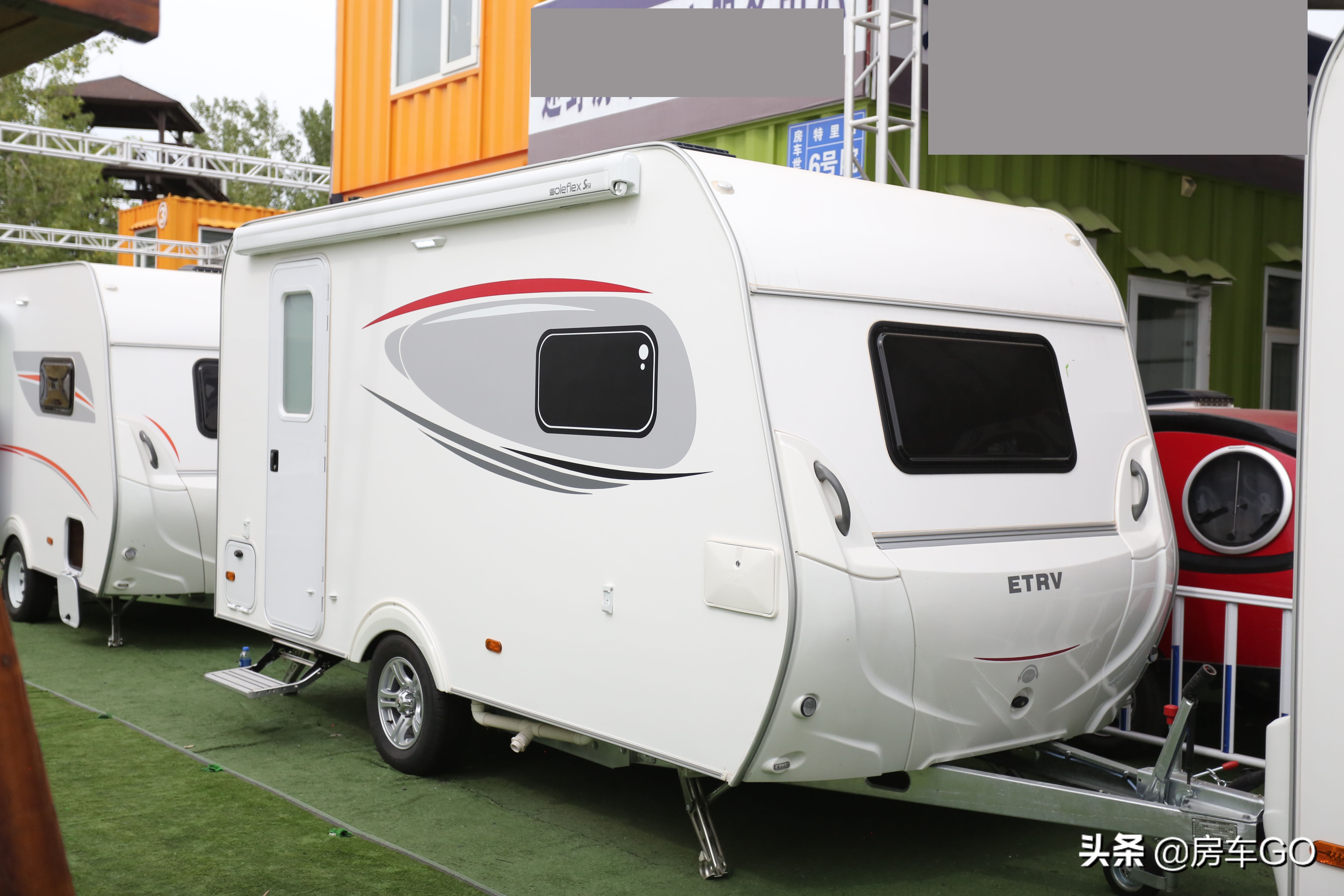 可以上蓝牌的拖挂房车,能住三人小型拖挂房车