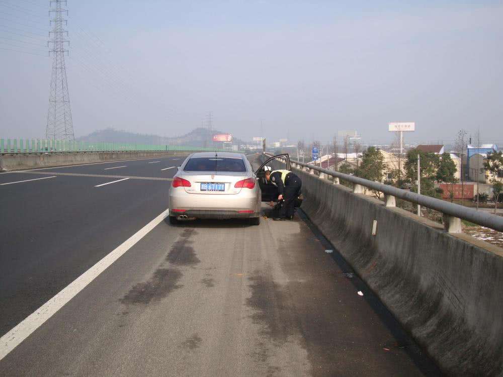 高速救援遇天价收费怎么办,高速公路救援拖车收费问题