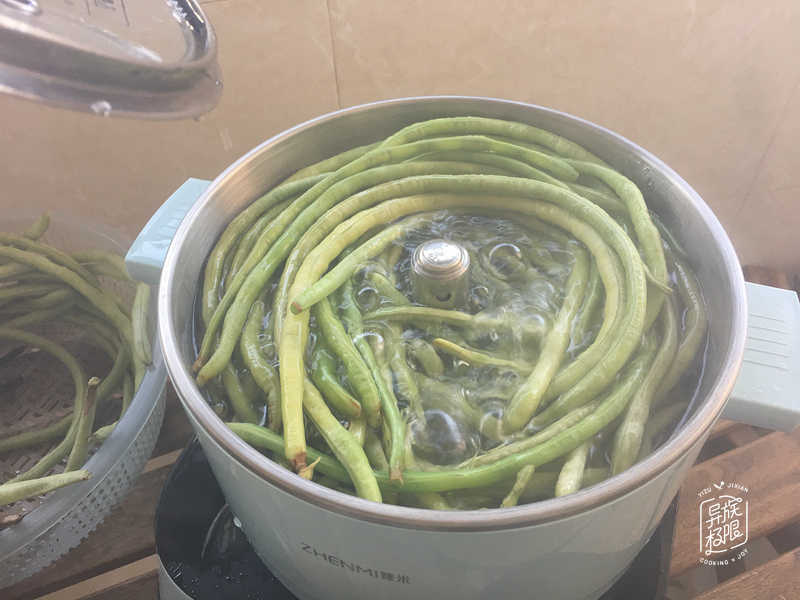 晒豆角干生着晒还是煮熟,干豆角的晒制方法不生虫湖南