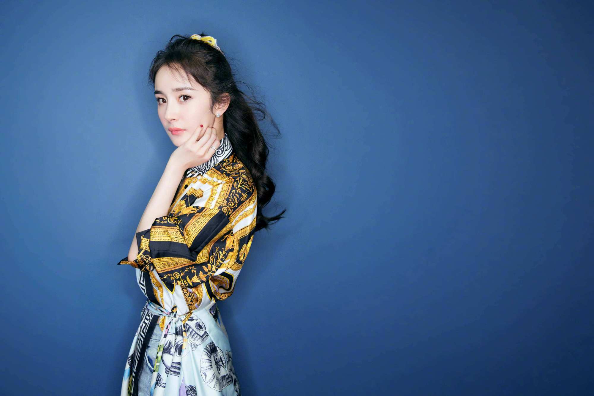 杨幂走路姿势动图,杨幂爬凳子姿势