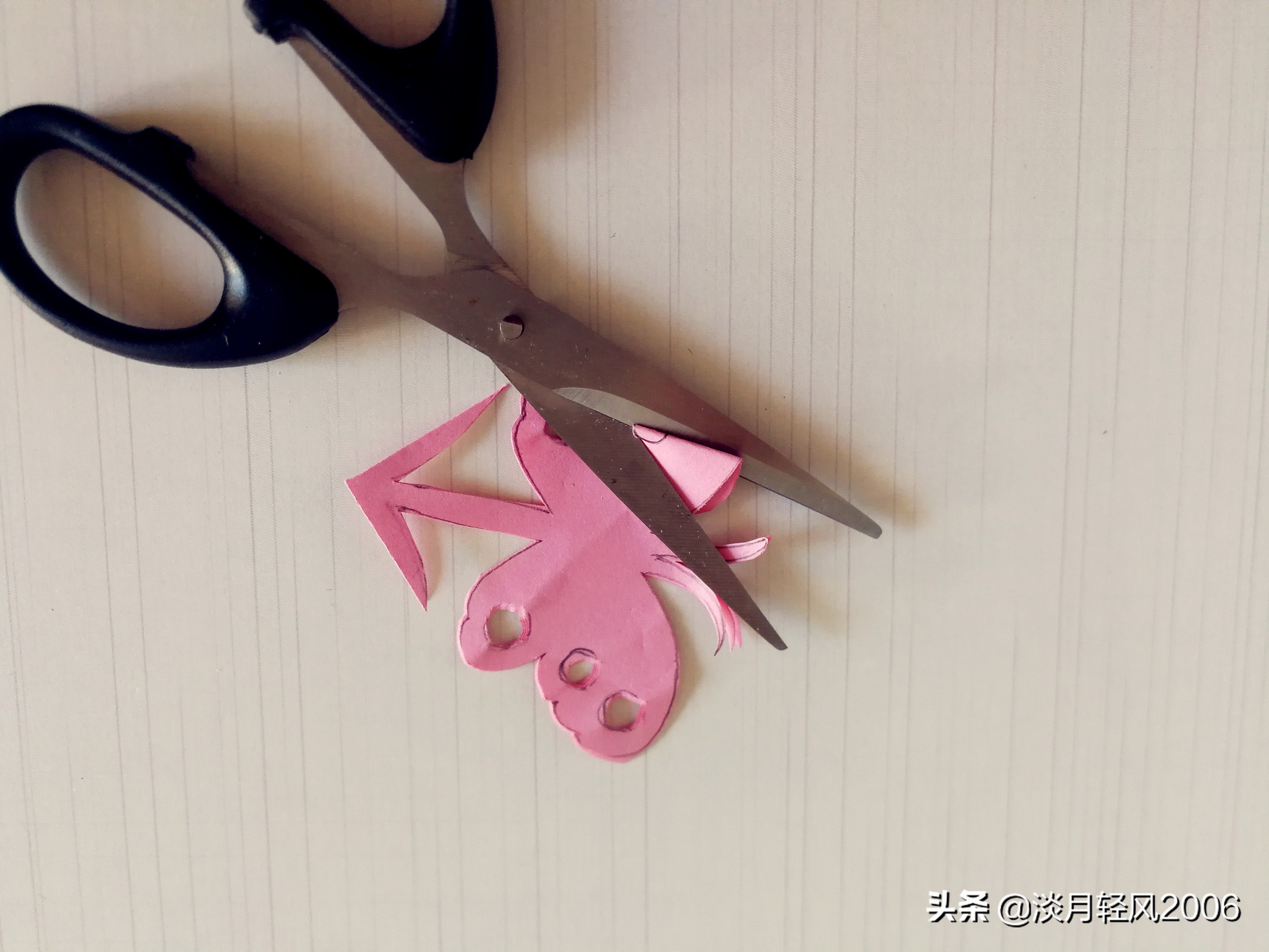 用正方形彩纸折一个蝴蝶会动的,怎样用正方形的卡纸折一个蝴蝶