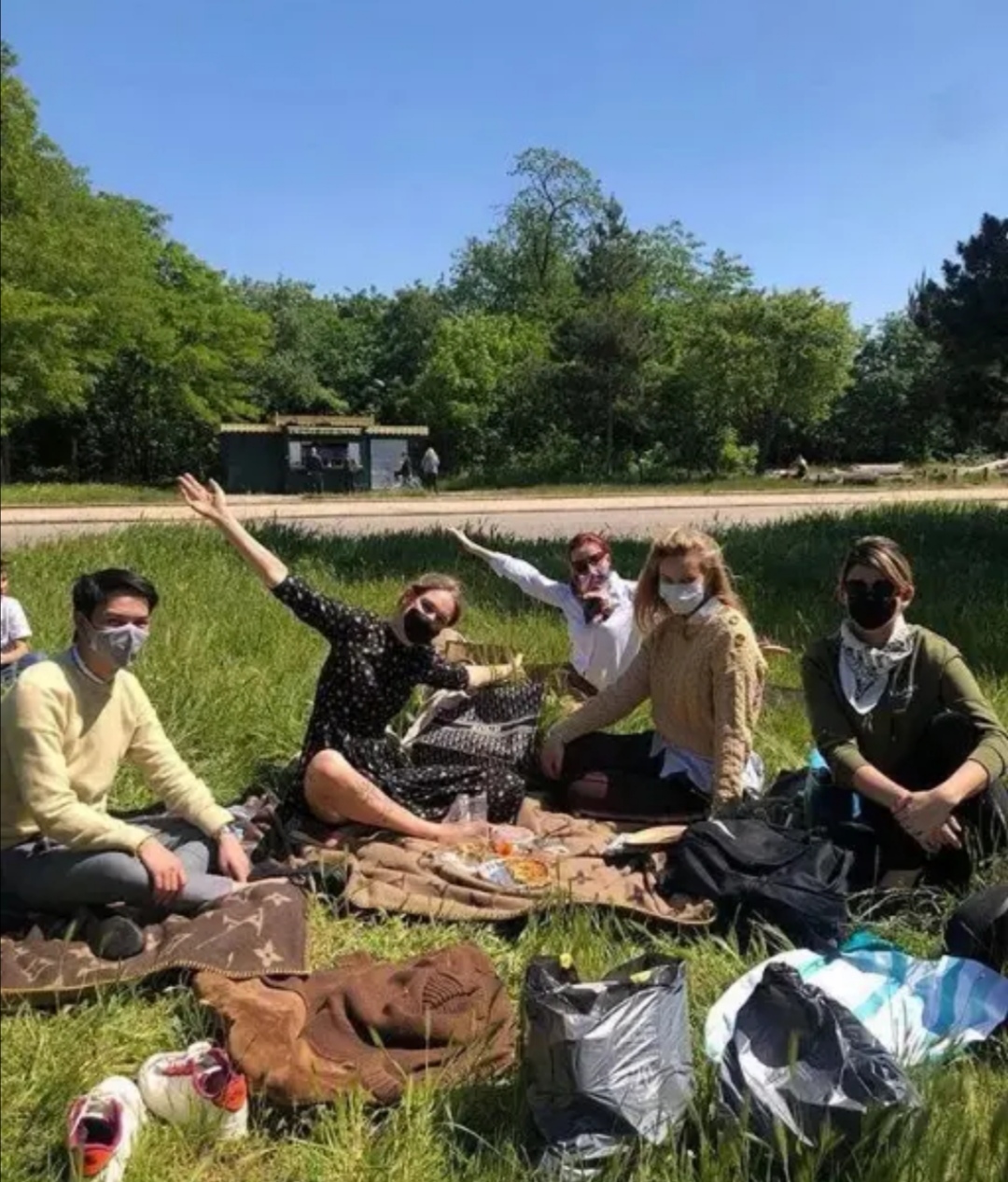 LV太子妃野餐太壕！LV披肩当餐布用，遍地是金钱的味道看着都心疼