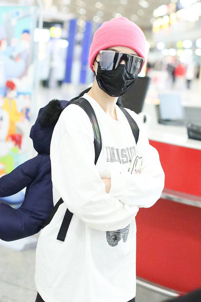 范冰冰英伦风穿搭现身时装周,范冰冰穿衣搭配大红裙现身香港