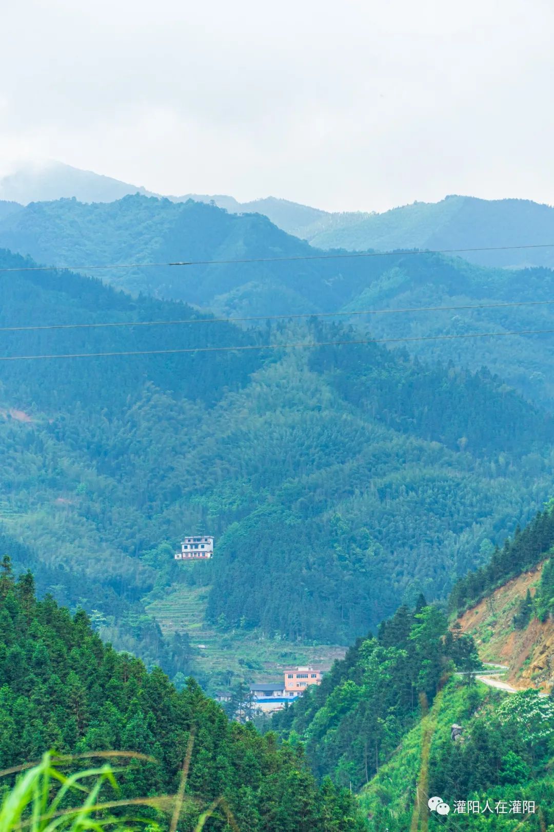 山上有个很大的石碑,桂林灌阳大石头