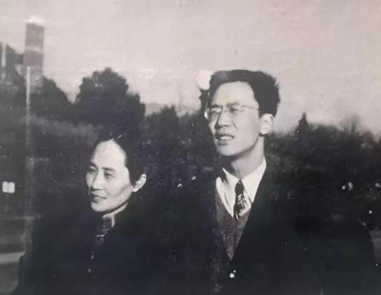 华罗庚读完《七律和郭沫若同志》，给毛主席写信：勤学毛著脱旧胎