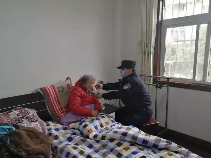 民警两次背起老人就医,民警雪中背起陌生老太太