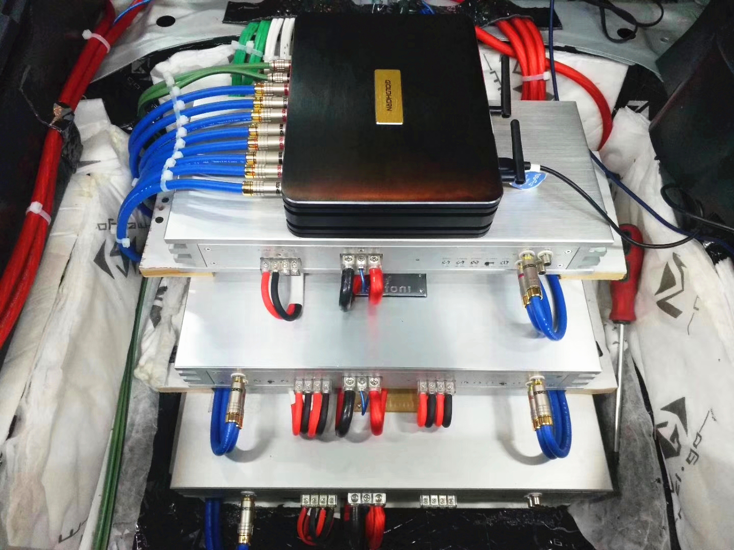 奔驰GLK重新安装布线,音质完全不一样!南京中原汽车音响改装