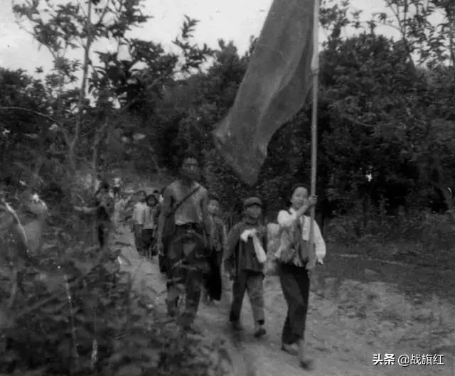 农场大学生群体腹泻，同学老何一天如厕二三十回，人称机枪连长