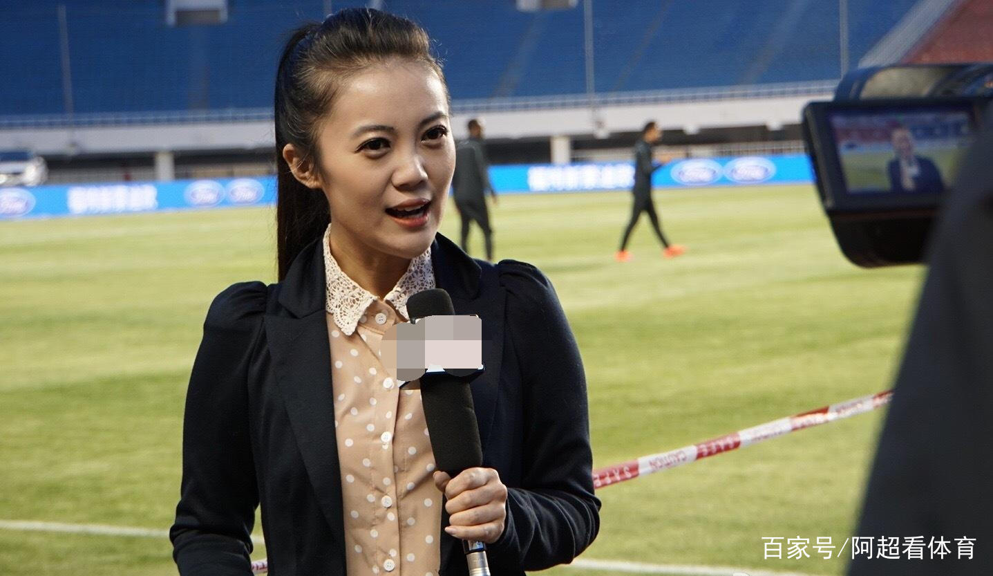 央视主持人暖心行为,记者采访伊朗主教练