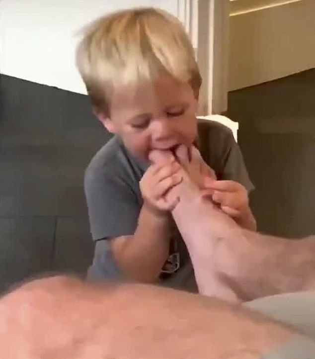 男星任由2岁儿子吸吮自己的脚趾长达7分钟，影片曝光后引起声讨