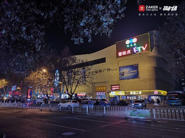 挖孔屏好用吗，相机自带8倍镜，能玩英雄联盟：荣耀V20体验