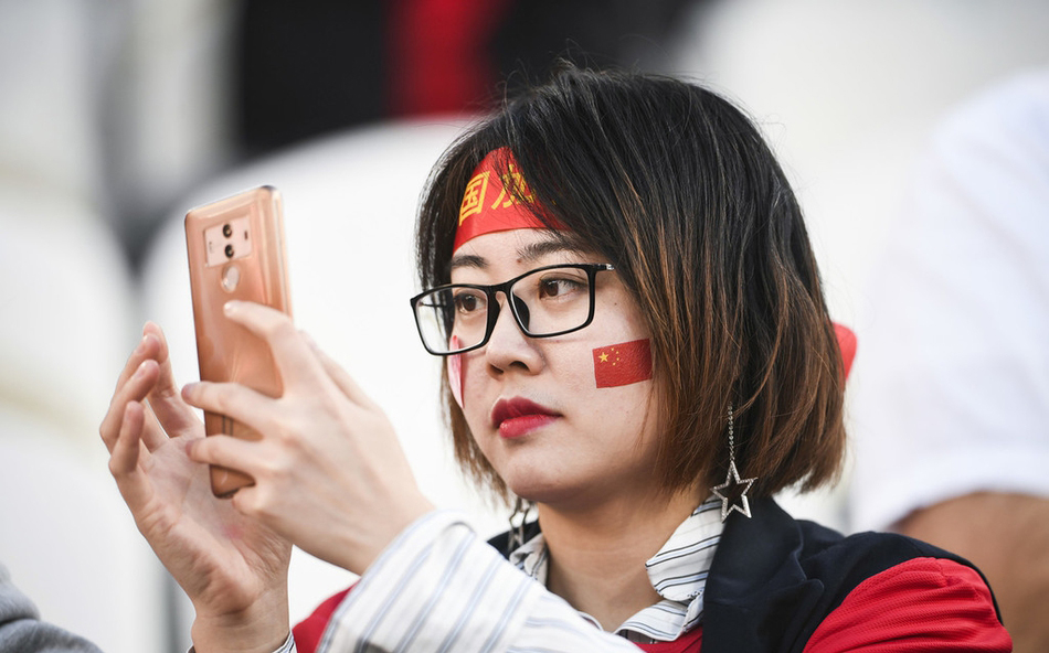 女球迷助威国足图片,女球迷为世界杯国足助威