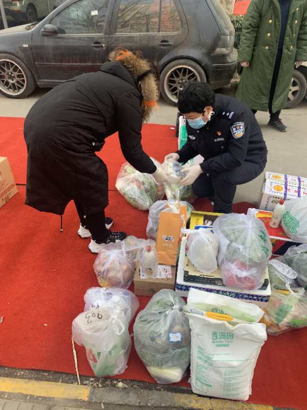 她把俩娃丢在家,为300余位被隔离居民代购,小学生作文赞她最美