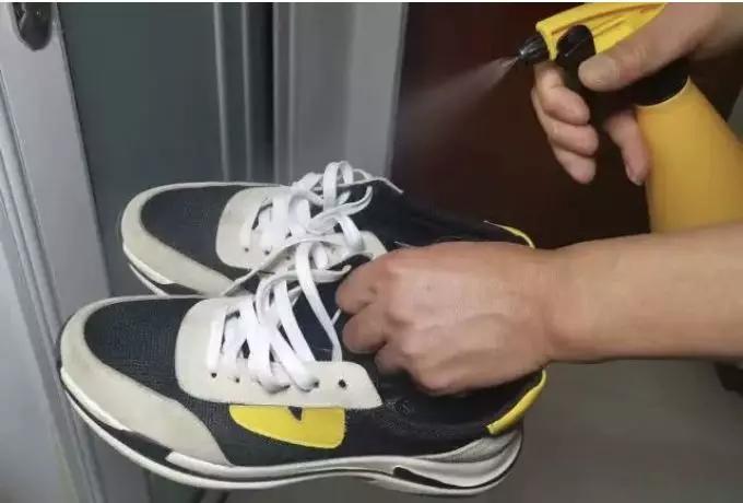 害怕鞋子踩上病毒带回家怎么办?专家说可以这样处理