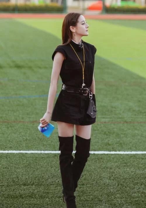 热巴穿白色裤子,热巴穿黑色裤子