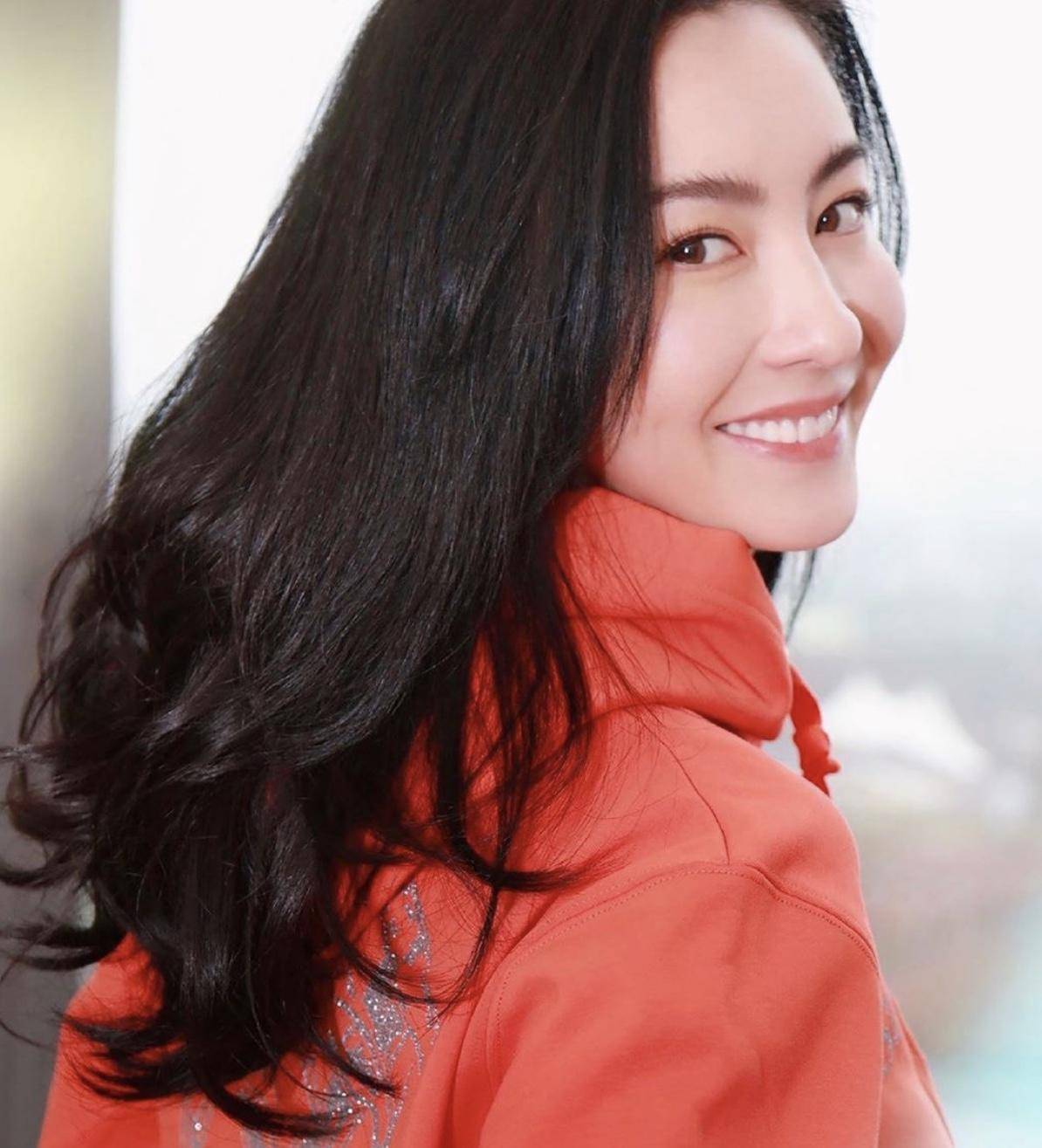 曝张柏芝被赶下飞机,张柏芝一家五口被赶下飞机