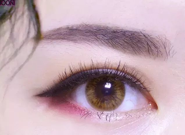 全新“微闪妆”，美得让人离不开眼睛