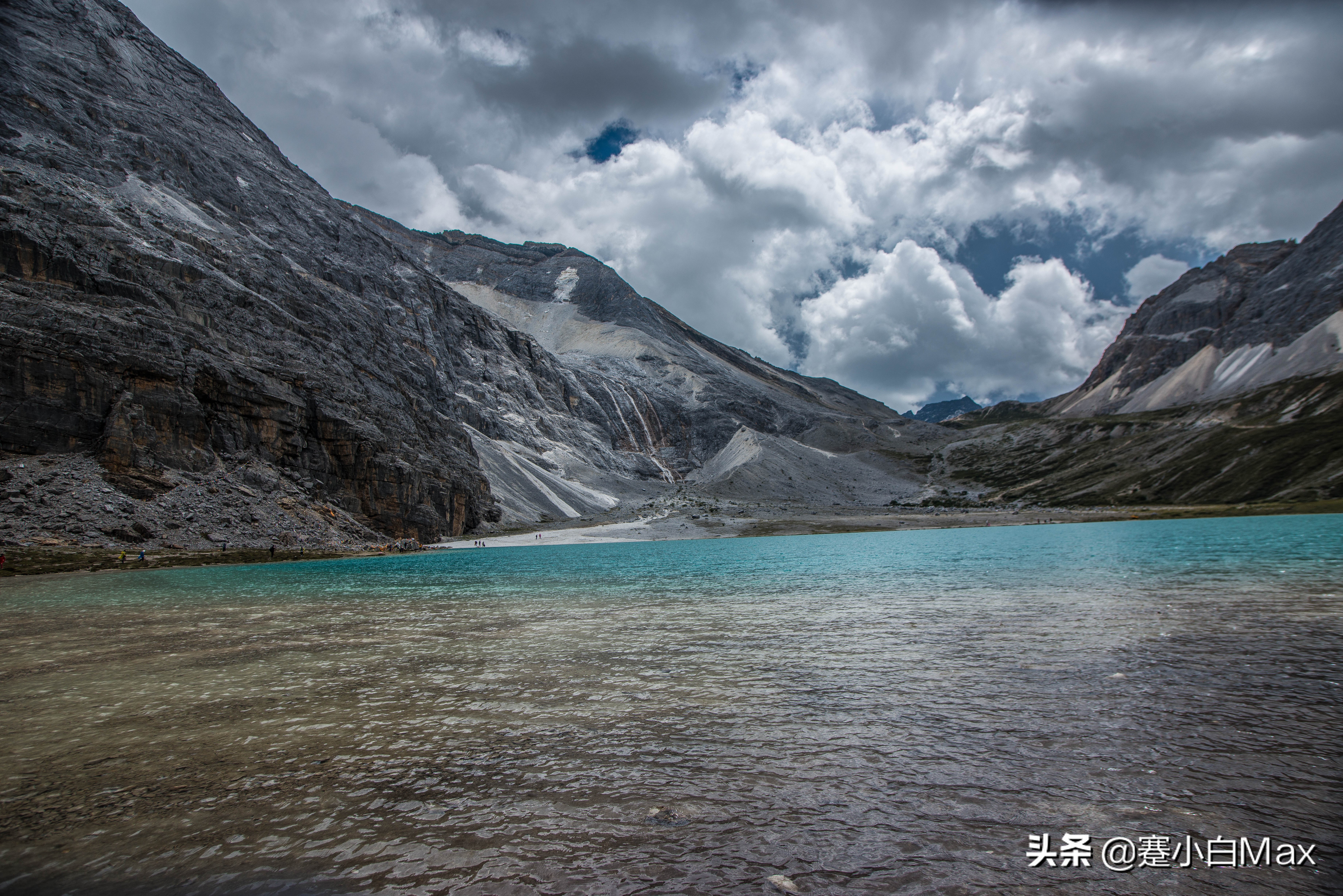 稻城亚丁的文章是谁写的,关于稻城亚丁的一本小说