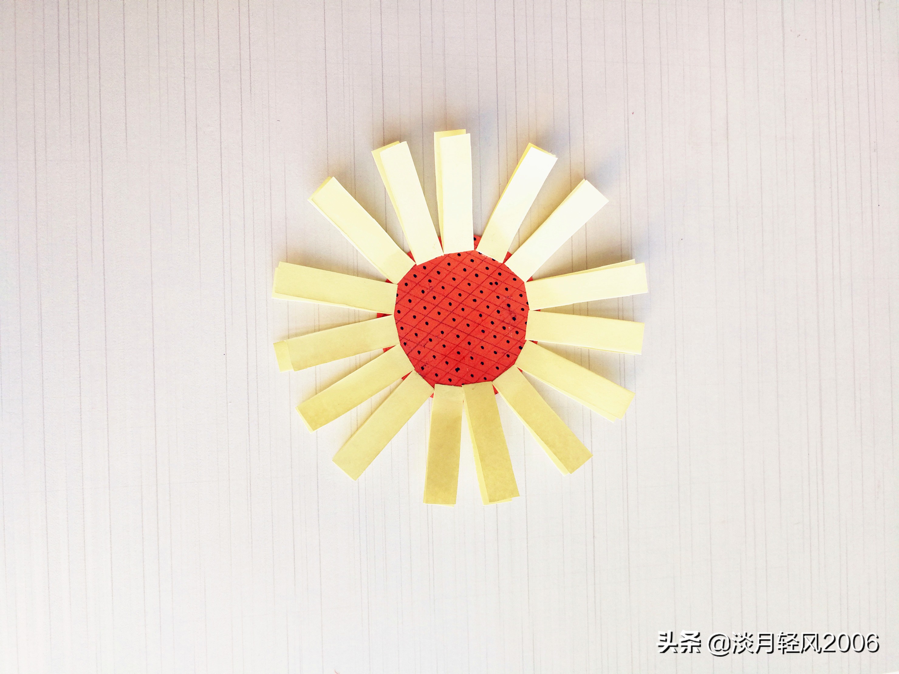 黄色卡纸向日葵创意美术作品,用卡纸折向日葵最简单的方法