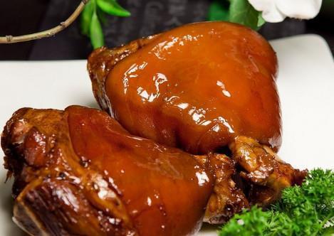 如何做秘制酱肘子入味不散的秘诀,酱肘子的家常做法肉质软烂有秘诀