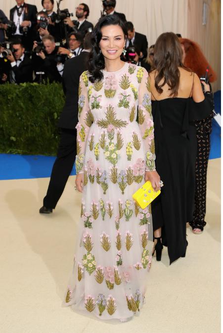 51岁邓文迪穿芭比粉,邓文迪穿搭