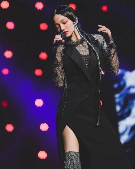 张韶涵白色露脐装搭配黑色长裙,张韶涵最新机场秀穿了黑白配